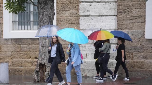 Transeúntes bajo sus paraguas durante la lluvia en Barcelona