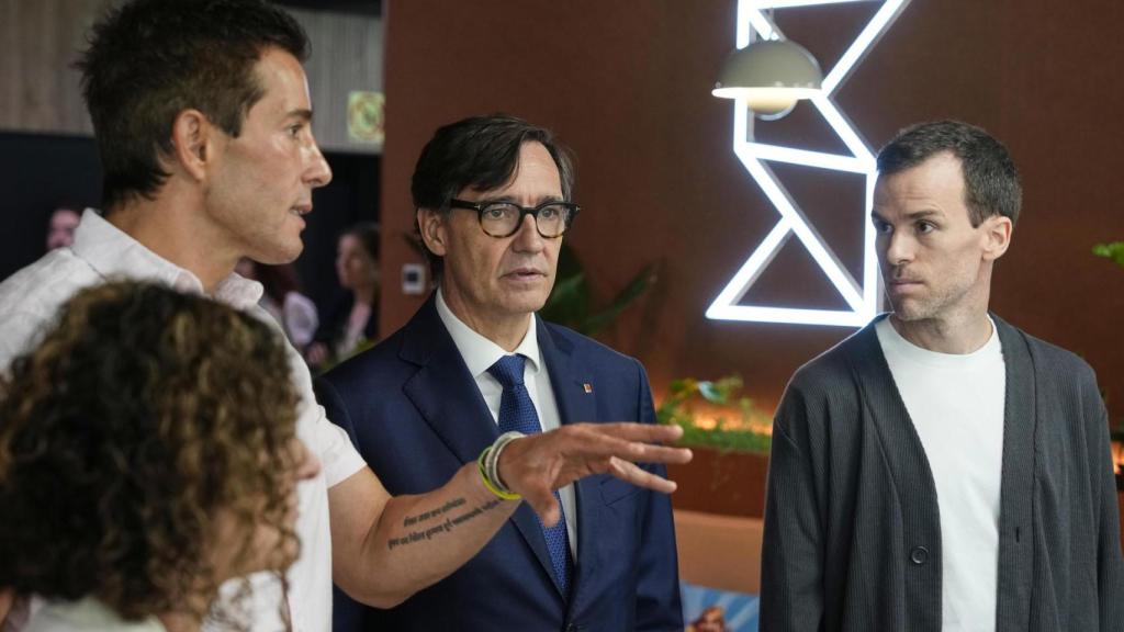 El presidente de la Generalitat, Salvador Illa, junto al consejero delegado de la compañía, Javier Ferreira (i), y el director de Tecnología, Hugo Pibernat (d), durante la inauguración de la sede de la multinacional Scopely
