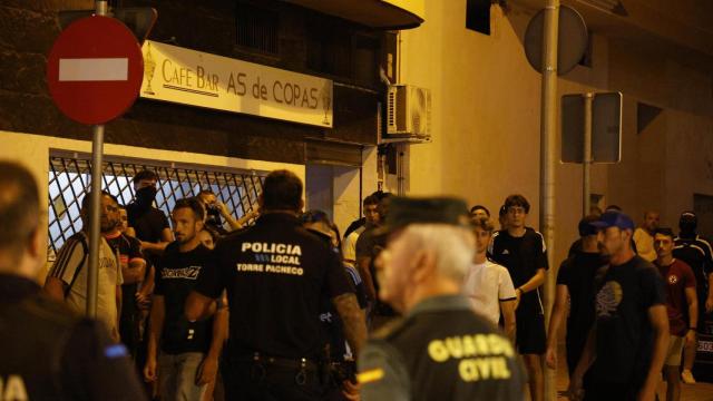 Un agente de la Guardia Civil, de espaldas, junto a un vehículo oficial / GUARDIA CIVIL