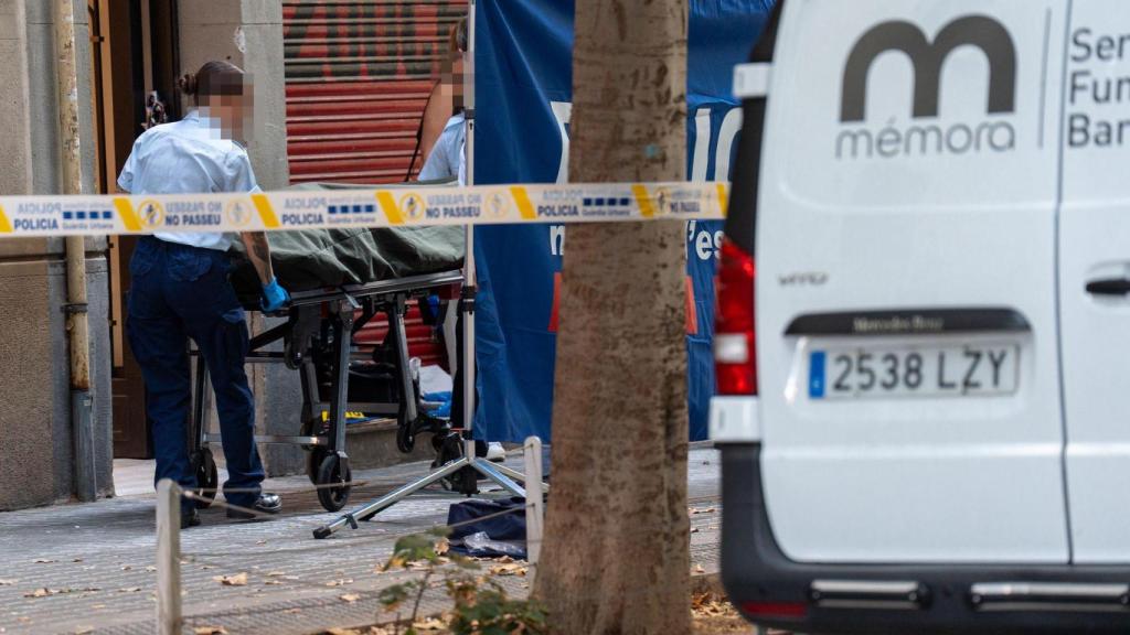 El cadáver del hombre al que han disparado en la calle Consell de Cent de Barcelona