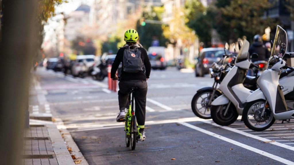 Una persona circulando en bicicleta por las calles de Barcelona