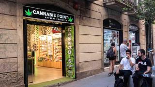 Los clubes cannábicos de Barcelona, en el punto de mira del Ayuntamiento: nuevos cierres en marcha