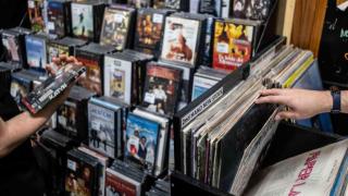 El alquiler y el turismo ‘matan’ la calle Tallers de Barcelona: el cierre de Discos Revolver evidencia su pérdida de identidad