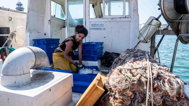 Alba, la pescadora más joven de Catalunya, durante su jornada laboral