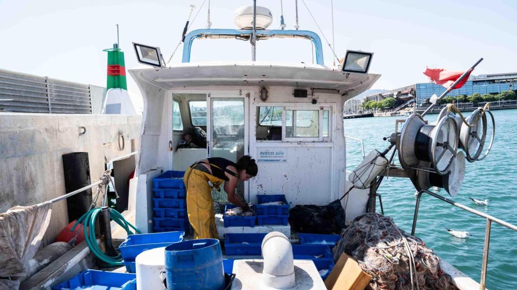 Alba, la pescadora más joven de Catalunya dentro de su barco preparando el pescado