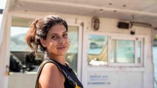Alba, de camarera de discoteca a ser la pescadora más joven de Catalunya: "Es duro y se gana poco, pero compensa"