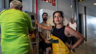 Fotogalería: 14 horas bajo el sol, el día a día de Alba, la pescadora más joven de Catalunya