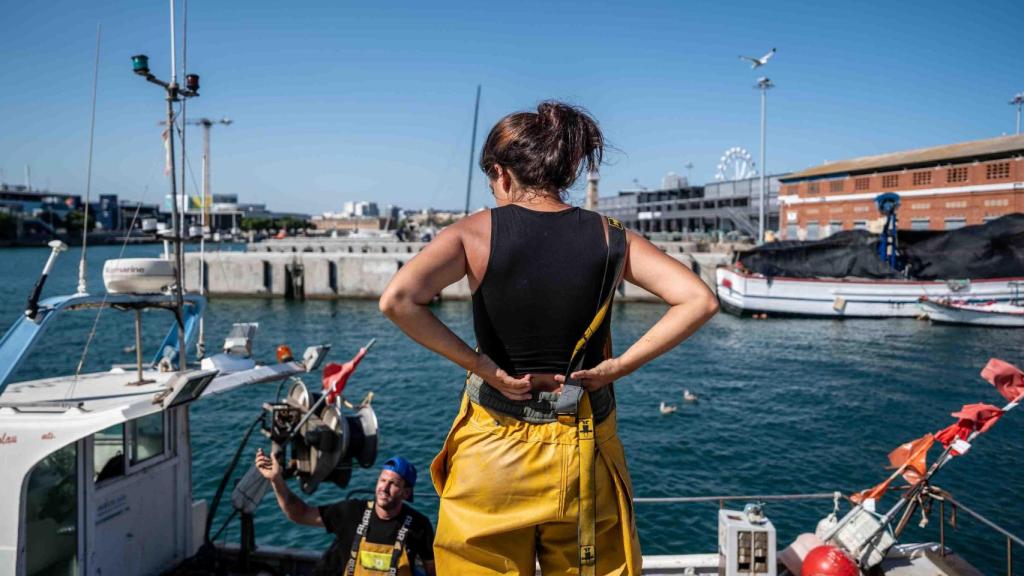 Alba, la pescadora más joven de Catalunya mirando desde arriba su barco