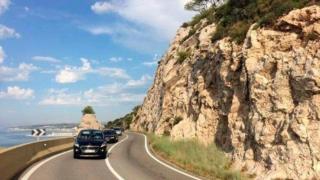 Muere un motorista de 24 años de Castelldefels al chocar contra un coche en una carretera de Sitges