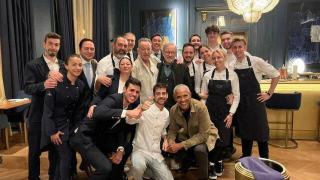 El expresidente de EE. UU. Barack Obama, el director de cine Steven Spielberg y el cantante Bruce Springsteen posan para una foto con el personal del restaurante Amar en Barcelona, España, el 27 de abril de 2023.
