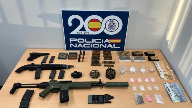 Archivo - Armas y drogas incautadas en los registros.
