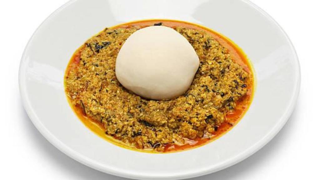 Fufú con sopa de guiso en un imagen de archivo