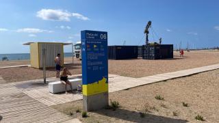 Montaje de un nuevo chiringuito en la playa del Litoral de Sant Adrià