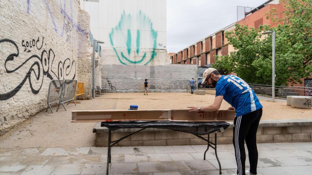 Uno de los voluntarios de la Asociación de la Calle Travessia de Sant Antoni durante la preparación de las Fiestas Mayores de 2025