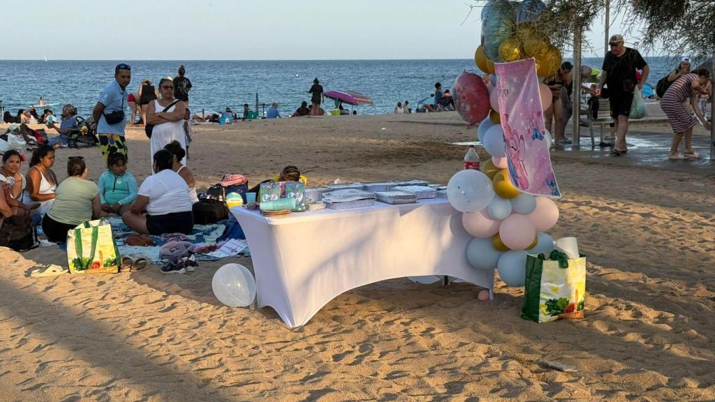 Bañistas acampando y colapsando la playa de Badalona