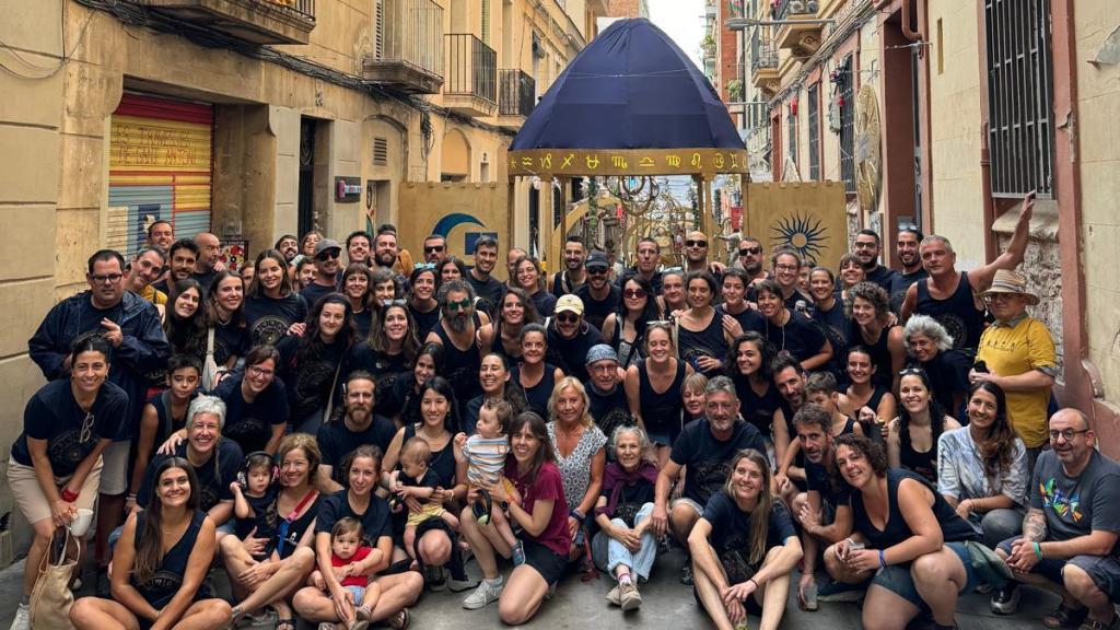 Socios y voluntarios de la Asociación de la calle de Travessia de Sant Antoni justo antes de tirar la traca de una edición anterior de la Fiesta Mayor de Gràcia