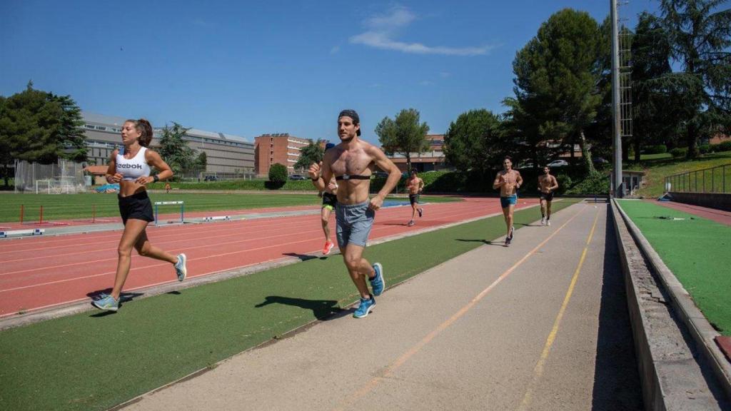 Personas entrenando en una pista de atletismo de Barcelona