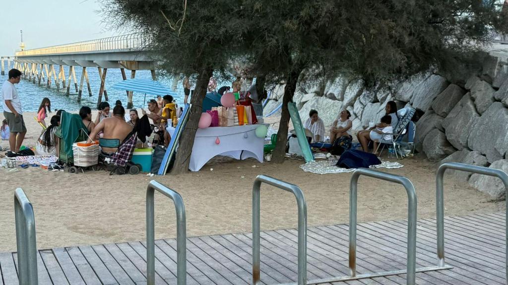 La playa de Badalona, colapsada de tiendas de campaña y gente