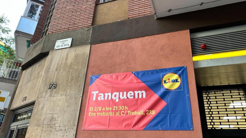 El cartel del lidl de la calle Bac de Roda que anuncia el cierre