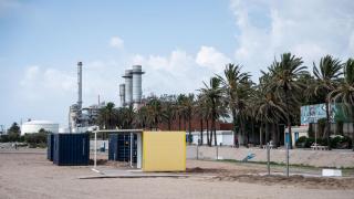 La playa de Sant Adrià despierta tras años de abandono: nuevo chiringuito y limpieza del entorno