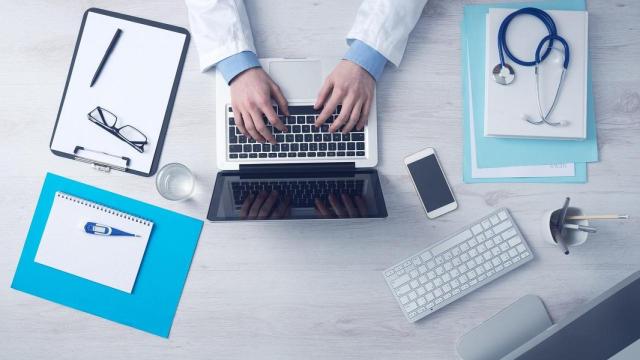 Profesional de la salud con un portátil