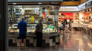 El mercado más histórico del Eixample espera la apertura de Lidl para reflotar: “Se ha perdido el público local”