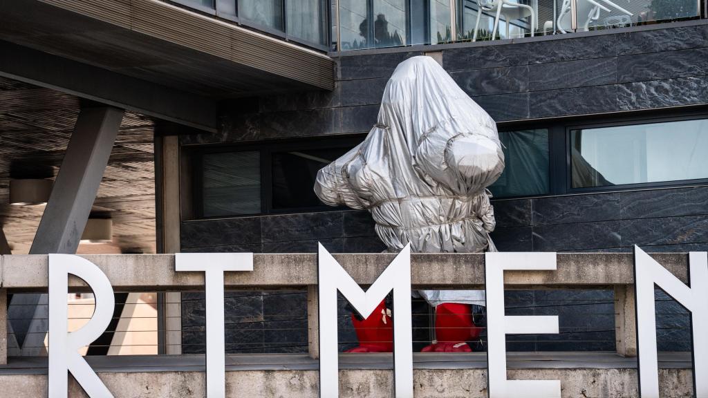 Escultura ‘Wild Kong’ de l'edifici del passeig de Sant Antoni coberta amb un plàstic
