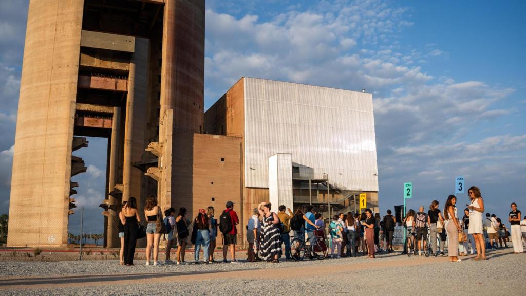 Espectadores en el cine al aire libre de las Tres Chimeneas de Sant Adrià