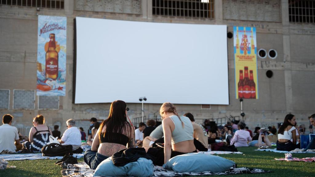 Espectadores en el cine al aire libre de las Tres Chimeneas de Sant Adrià