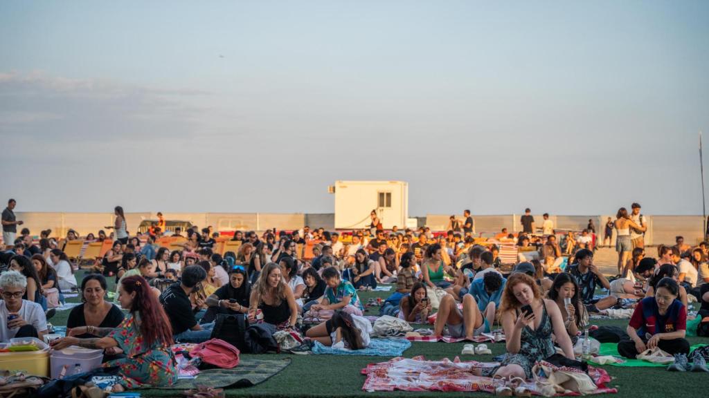 Espectadores en el cine al aire libre de las Tres Chimeneas de Sant Adrià