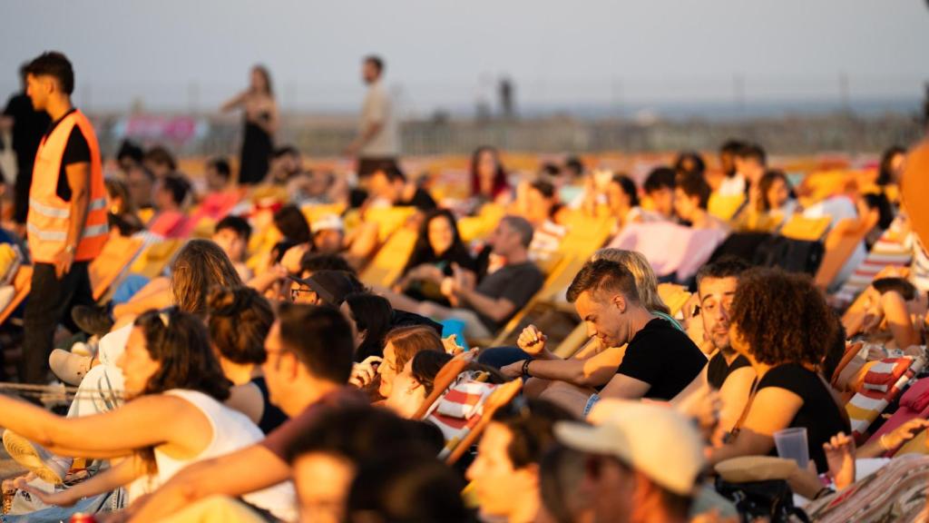 Espectadores en el cine al aire libre de las Tres Chimeneas de Sant Adrià