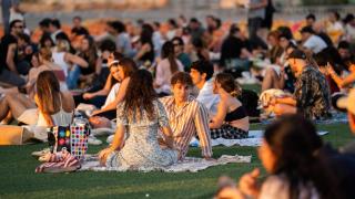 El cine al aire libre de las Tres Chimeneas de Sant Adrià: turistas, 'postureo' y poca alma de barrio