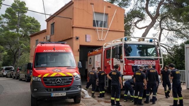 Una ambulancia y un camión de los Bombers de Barcelona para los incendios forestales
