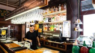 Miguel, camarero en Gràcia, sobre la masificación de las fiestas: "A veces parece más un botellón que una celebración del barrio"