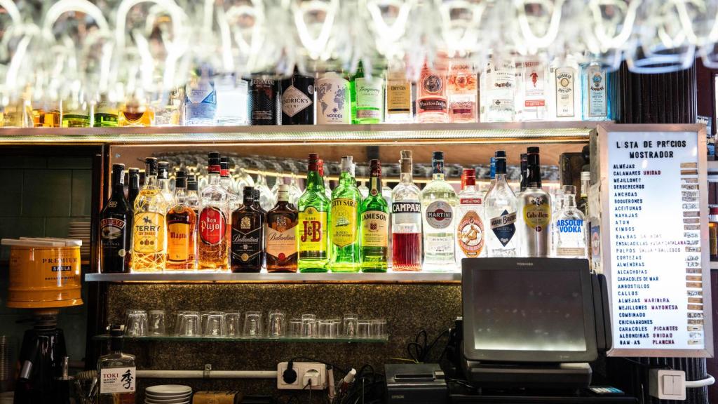 La zona de detrás de la barra del bar Can Codina, en Gràcia