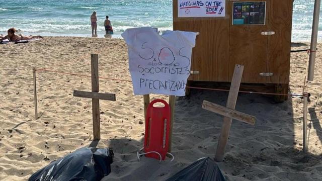 Una caseta de socorristas con carteles por la huelga