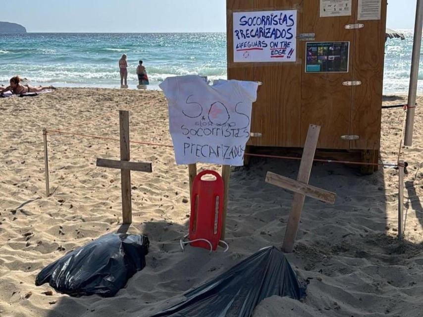 Una caseta de socorristas con carteles por la huelga