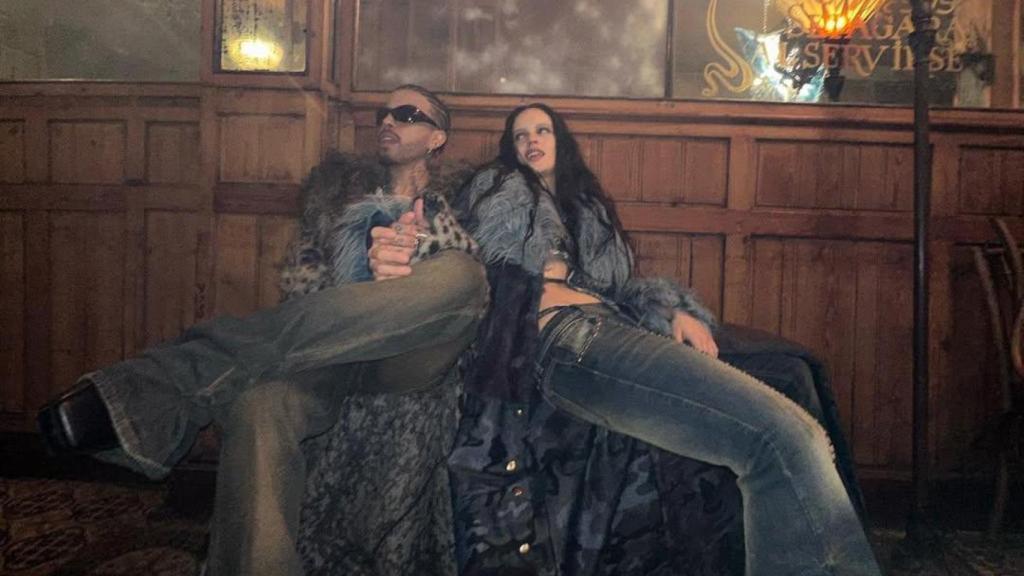 Rosalía y Rawl Alejandro en el bar Marsella del Raval