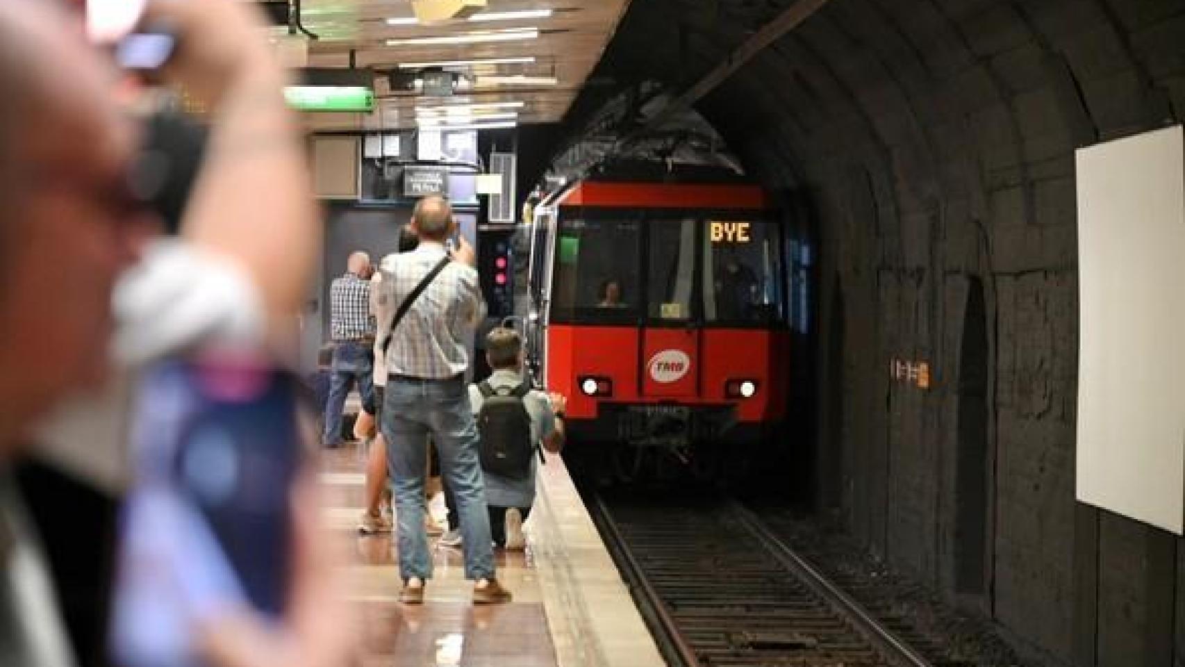 Un convoy del metro de Barcelona en la estación