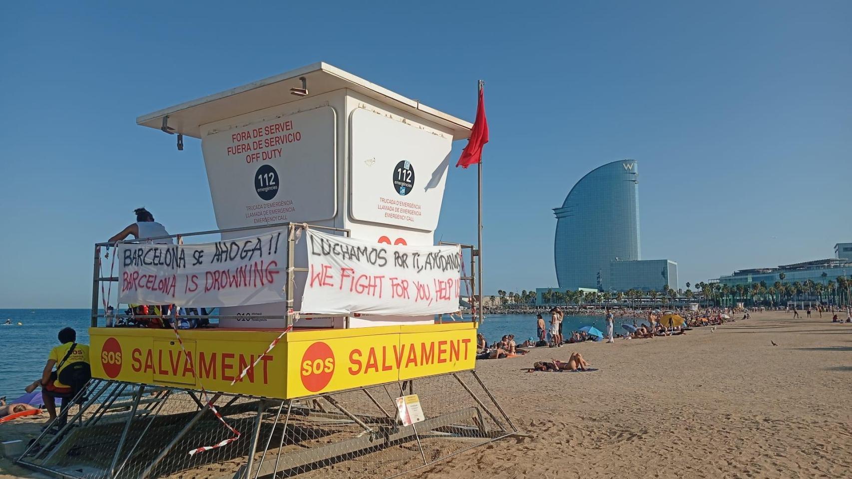 Los socorristas cierran las torres de vigilancia e izan bandera roja en las playas de Barcelona en señal de protesta