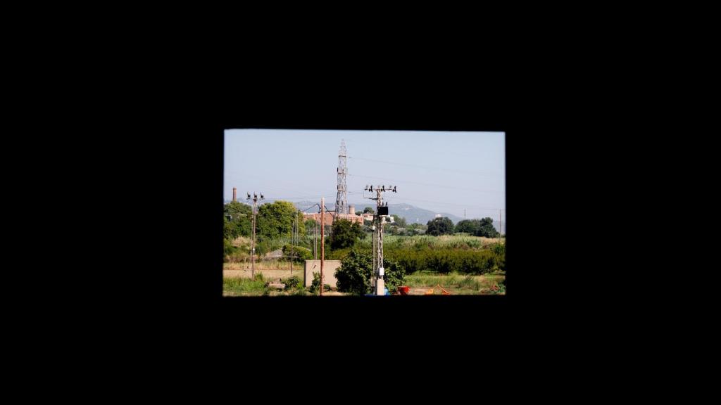 Vista desde el interior de la masía en el Parc Agrari del Baix Llobregat