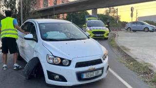 Un conductor sin carné estrella su coche en L’Hospitalet: asegura que iba al examen para recuperarlo