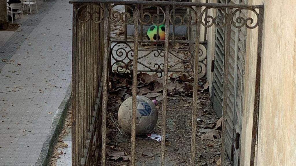 Un balón perdido en uno de los balcones de la Ronda de Sant Antoni