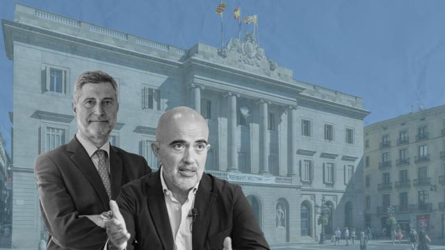 Jordi Martí Galbis (Junts) y Daniel Sirera (PP) junto a la fachada del Ayuntamiento de Barcelona