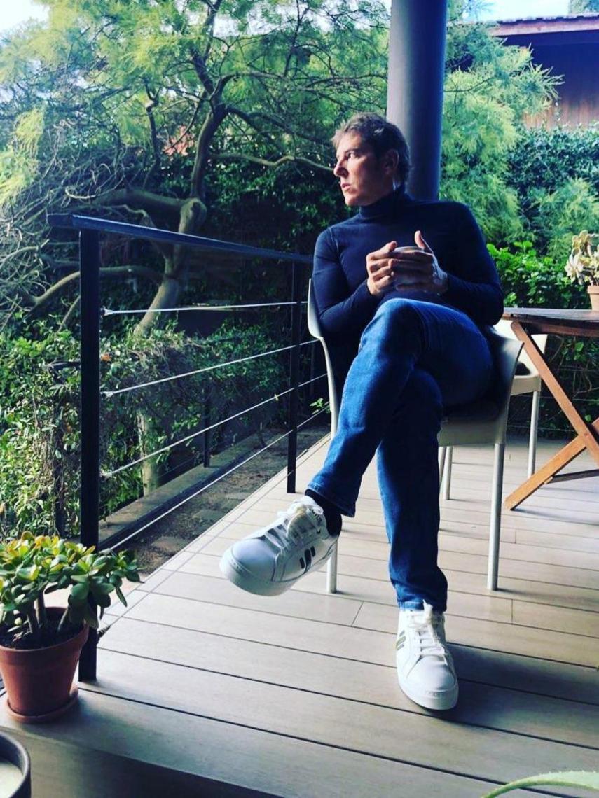 Manel Fuentes en la terraza de su casa de Vallvidrera
