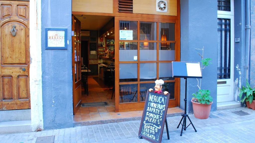 Exterior del restaurante Neruca, que ha bajado la persiana tras 50 años en Badalona
