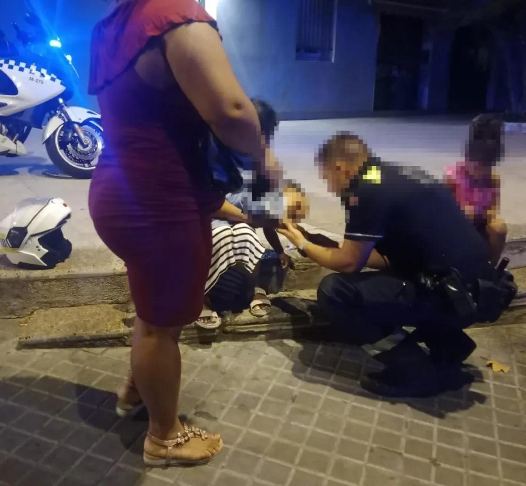 Un agente de la Guardia Urbana de L’Hospitalet socorriendo a un bebé que no podía respirar