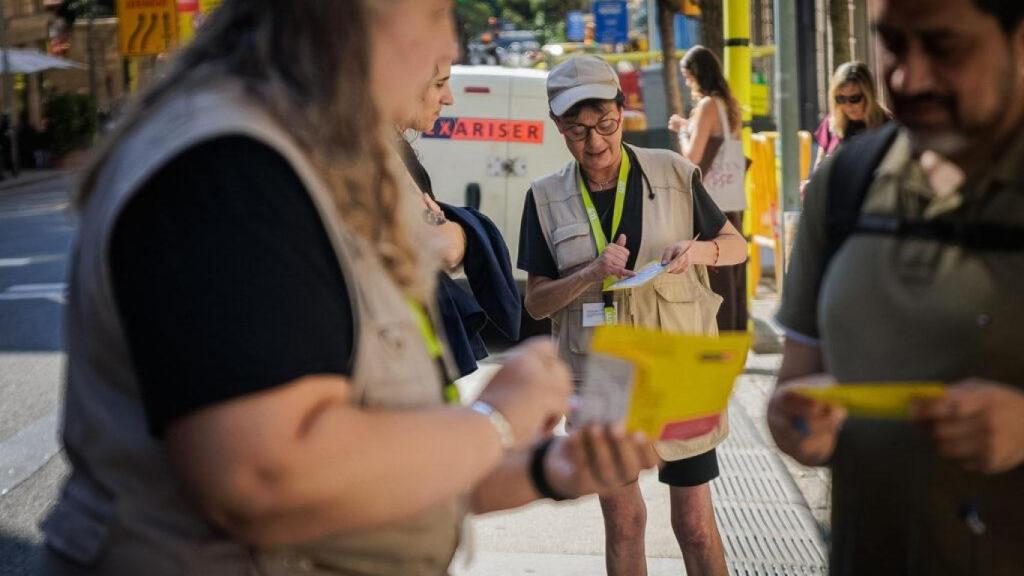 Campanya d'informadors de l'Ajuntament de Barcelona sobre els talls al carrer Muntaner