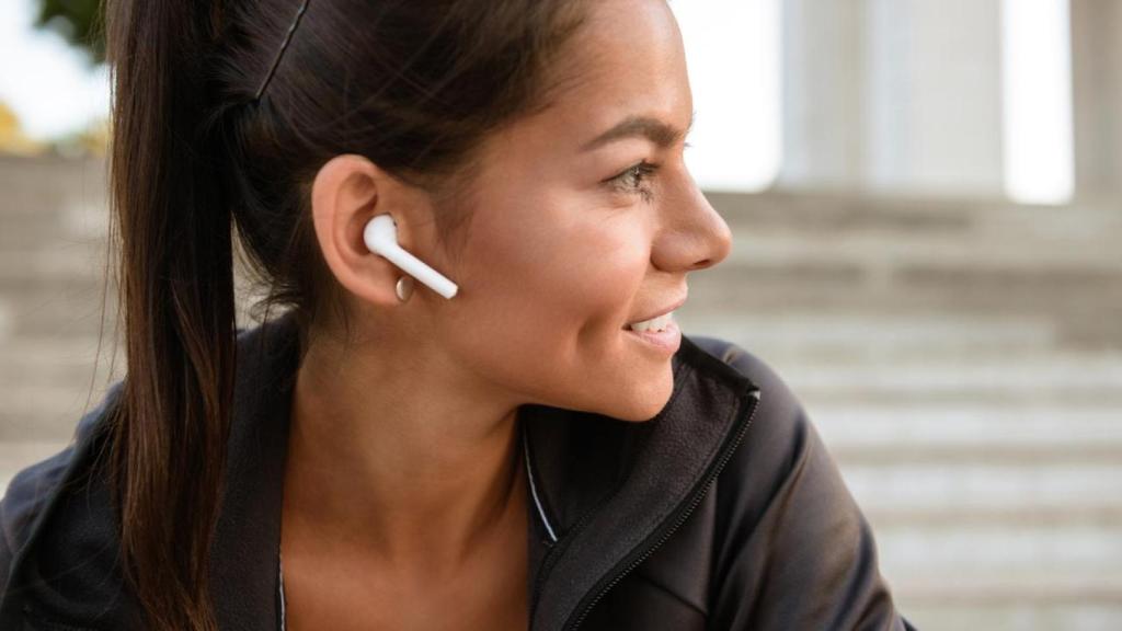 Mujer con auriculares inalámbricos
