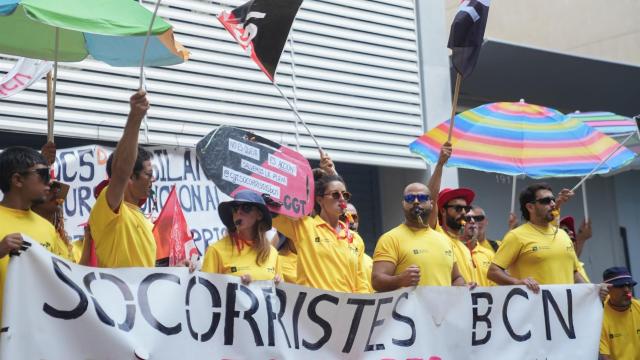 Varios socorristas protestan durante la huelga indefinida en Barcelona, frente a la sede del PSC